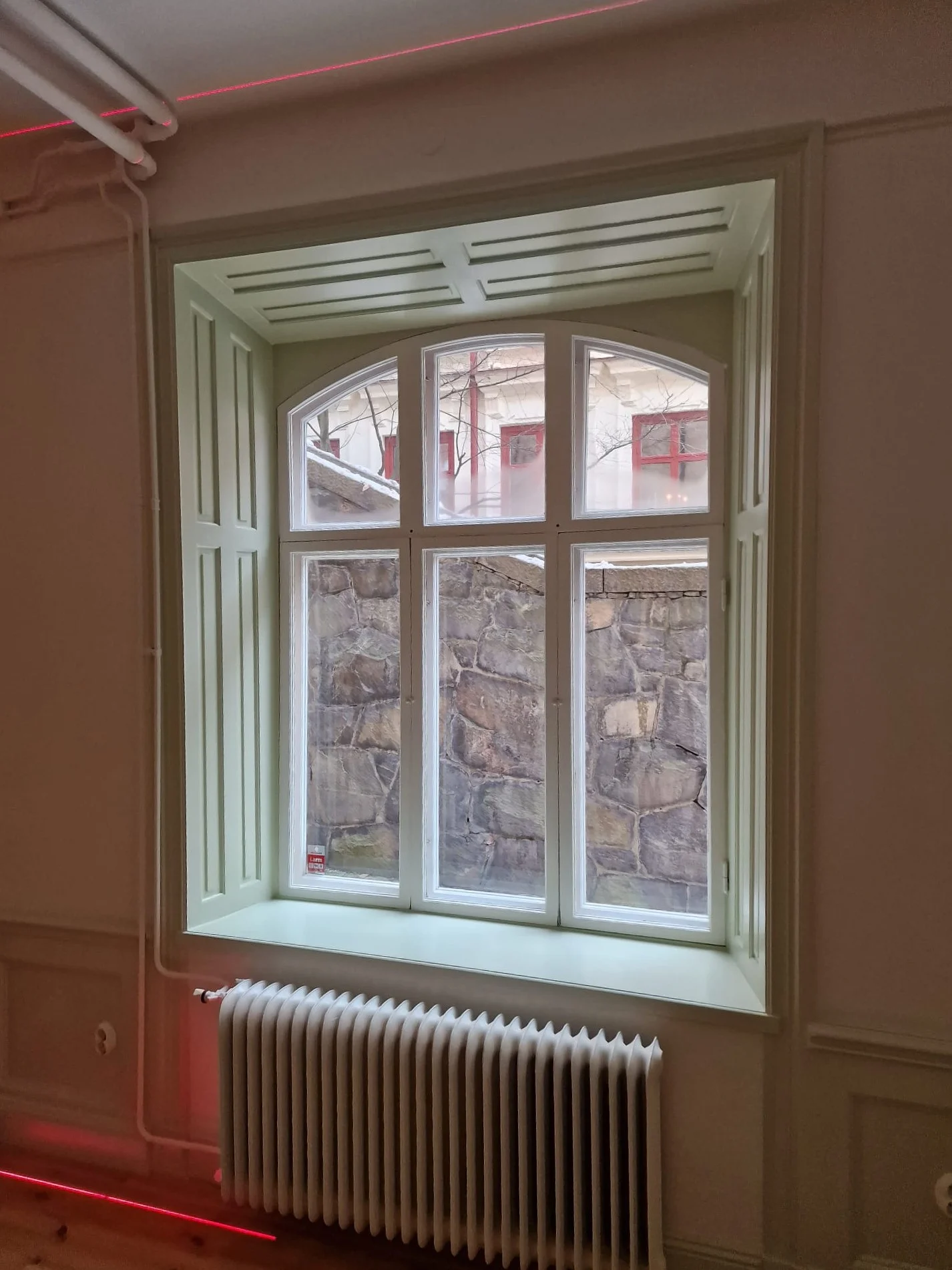 Ljusgröna bröstpanel & fönsternicher