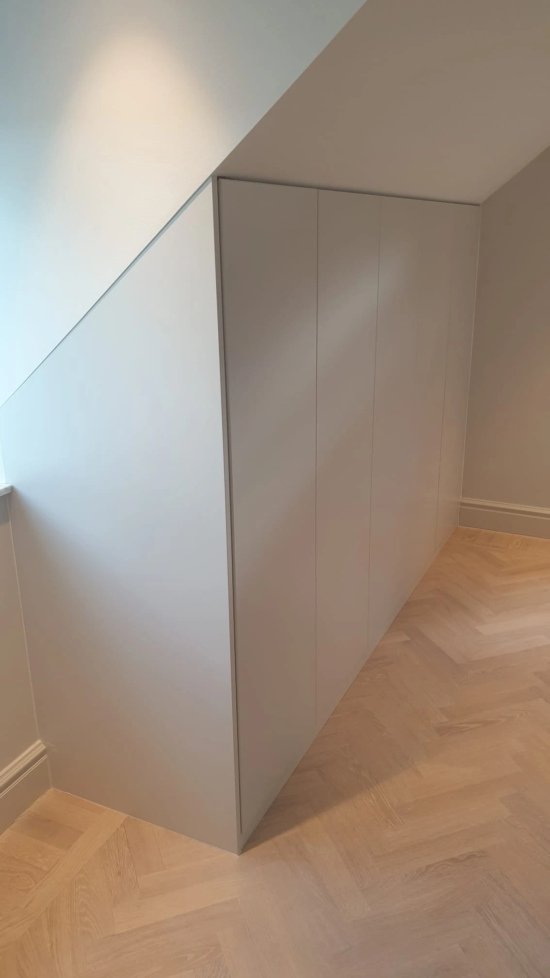 Låg undertaks garderob
