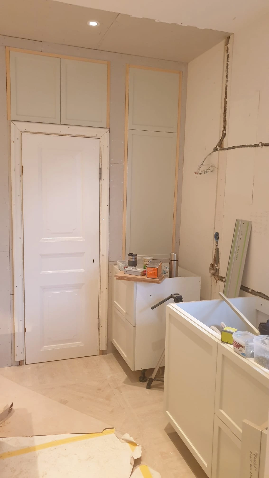 Vitt kök med köksö