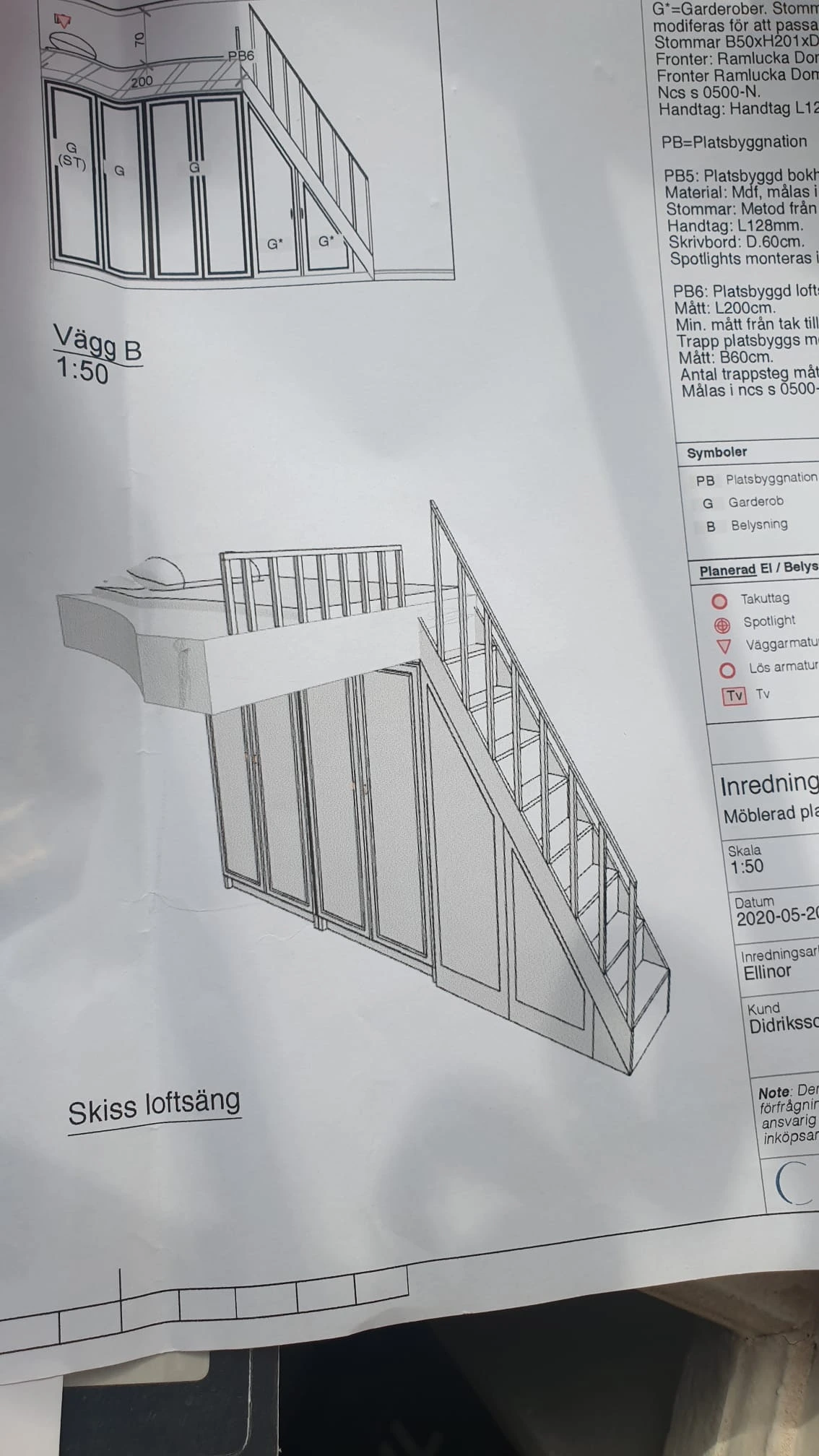 Smal vit trappa