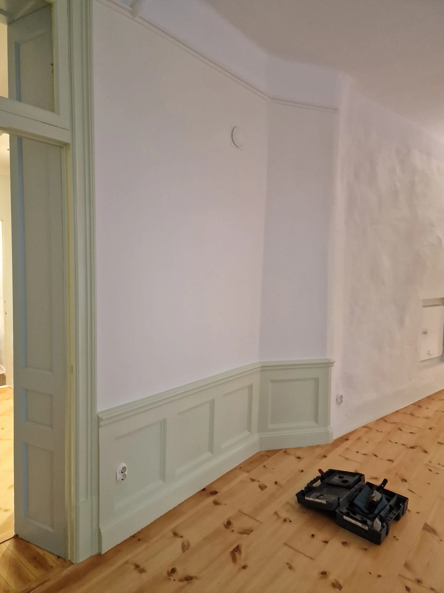 Ljusgröna bröstpanel & fönsternicher