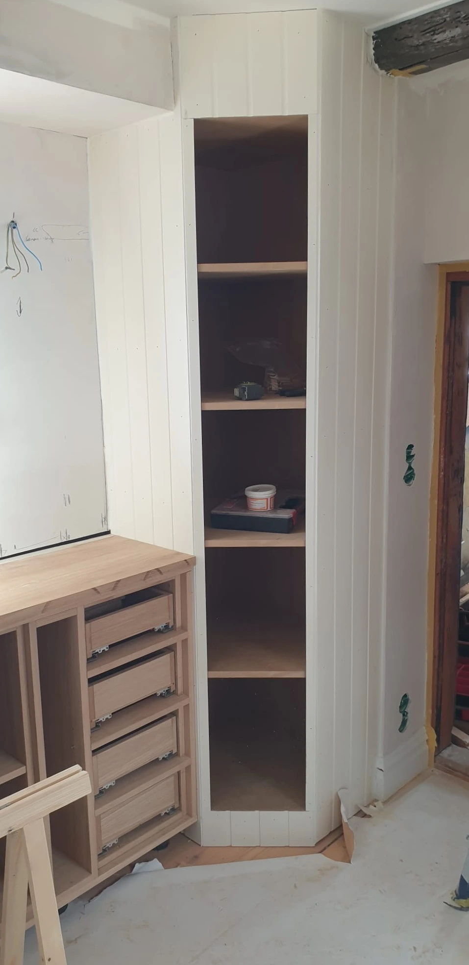 Grått kök med köksbänk i trä
