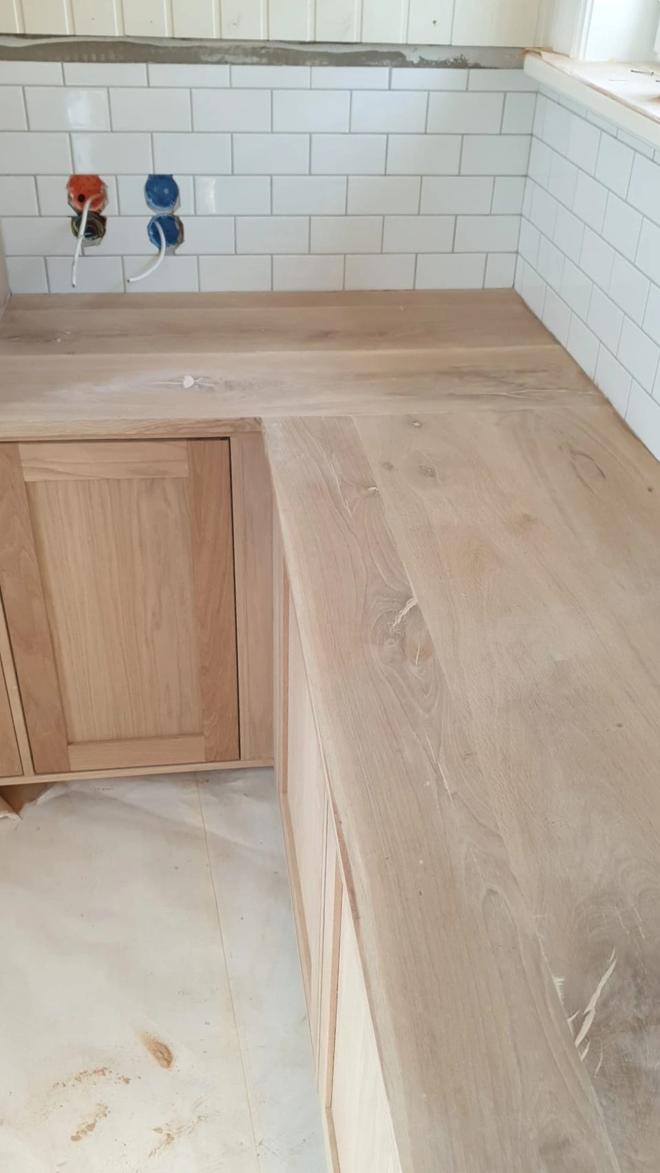 Grått kök med köksbänk i trä